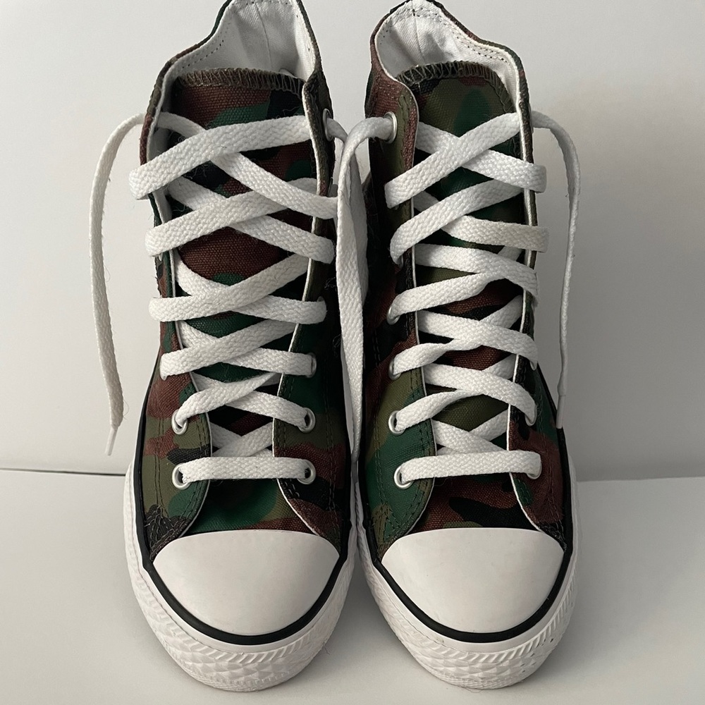 Converse shoes for a kid size 3